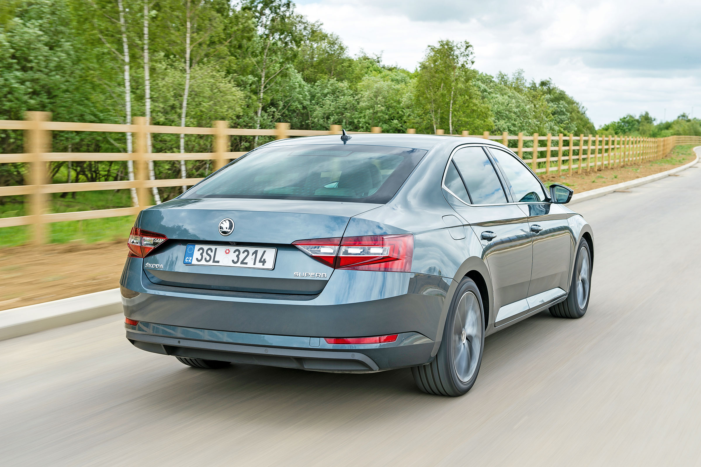 Skoda Superb - rear tracking