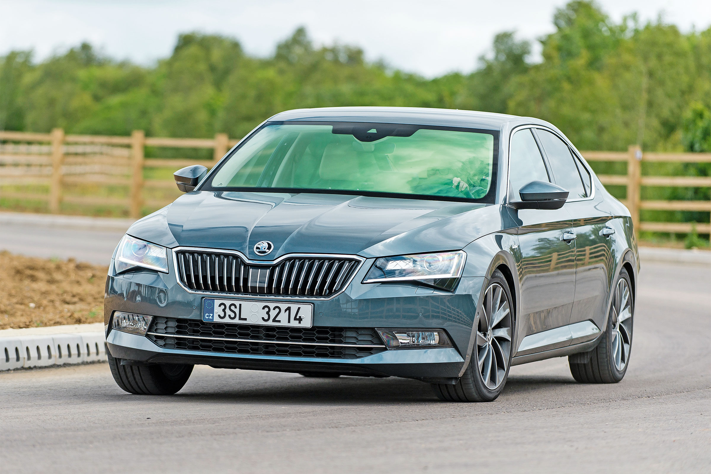 Skoda Superb - front cornering