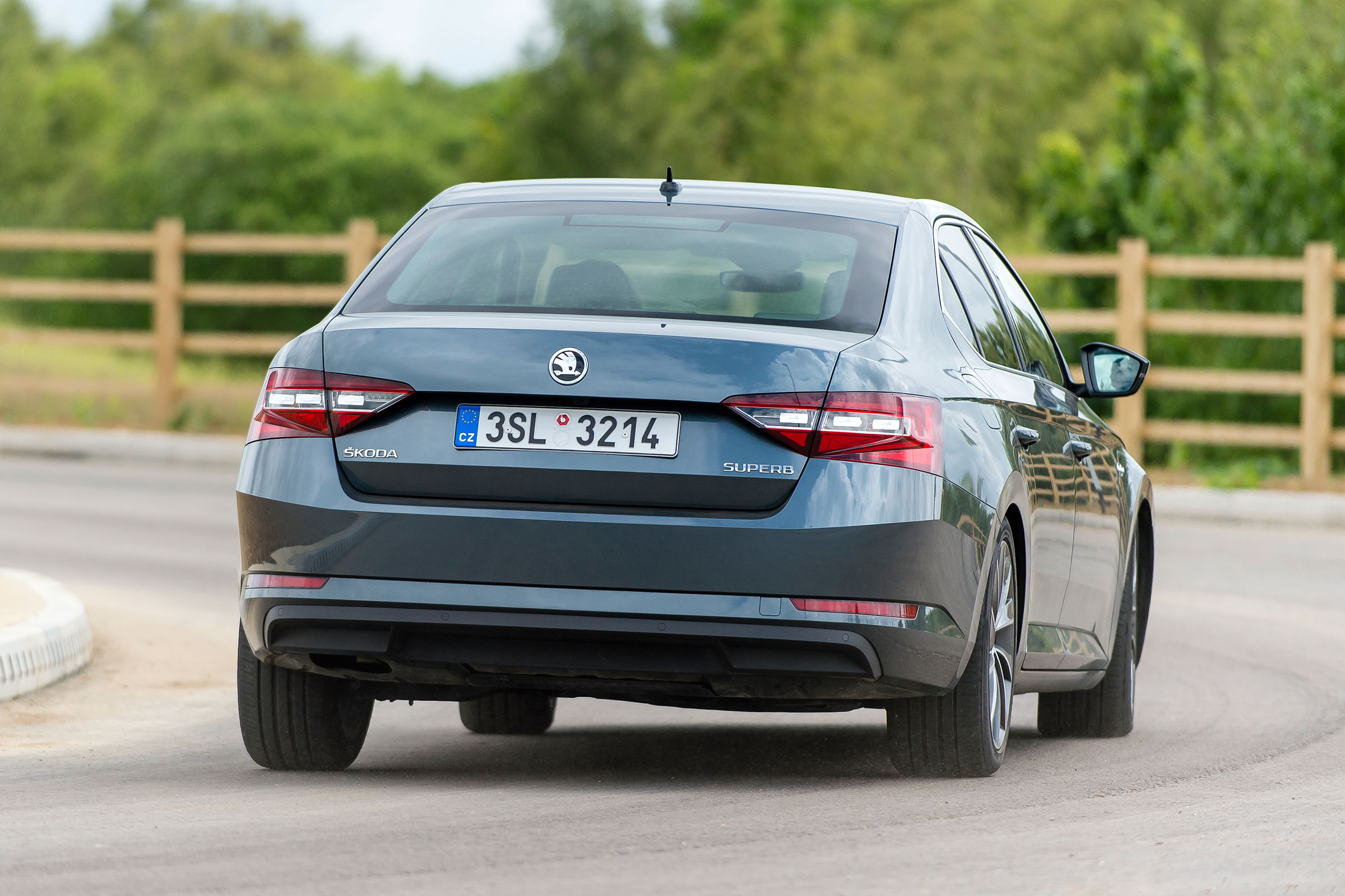 Skoda Superb - rear cornering