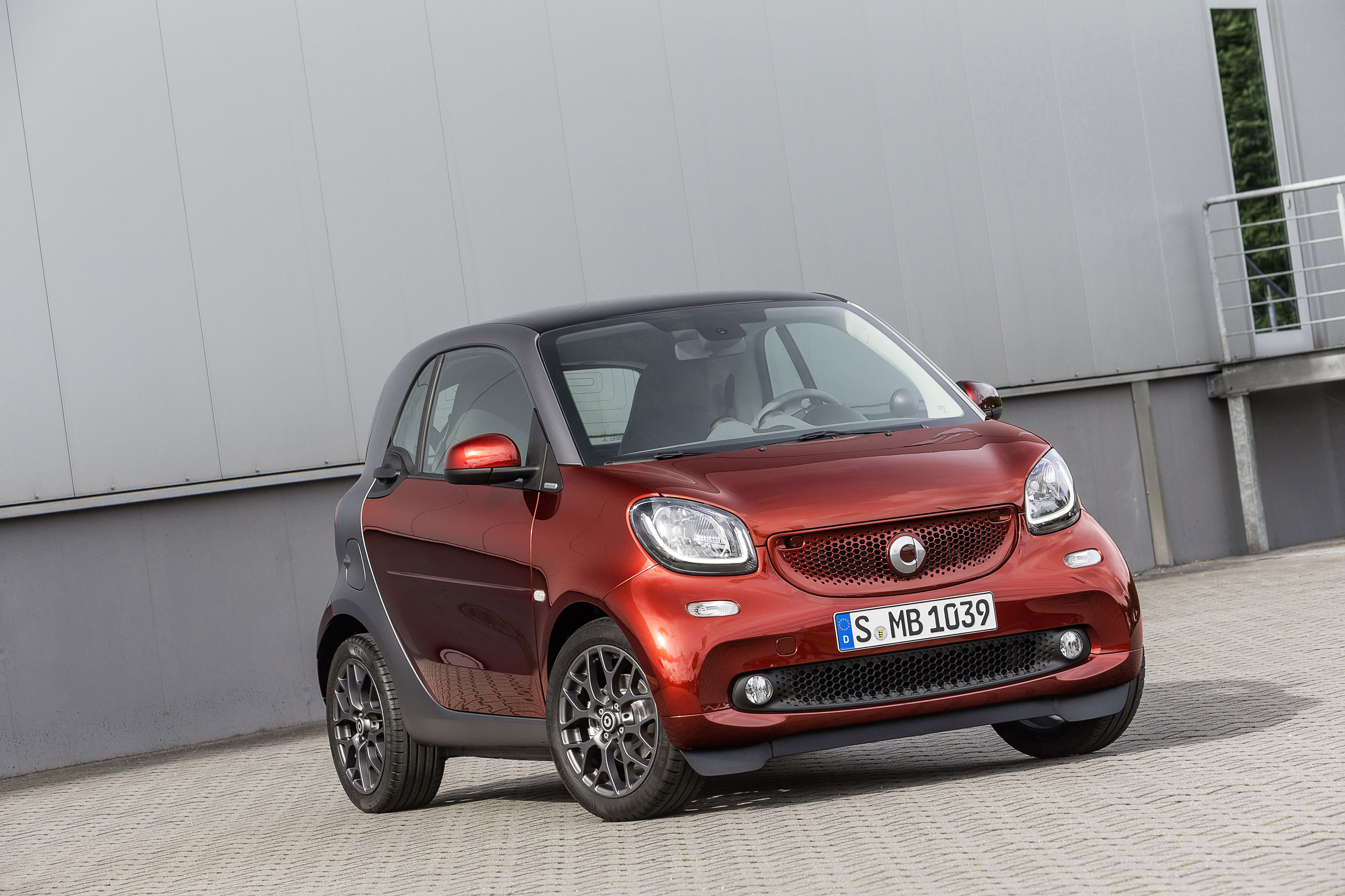 Smart ForTwo - red car static