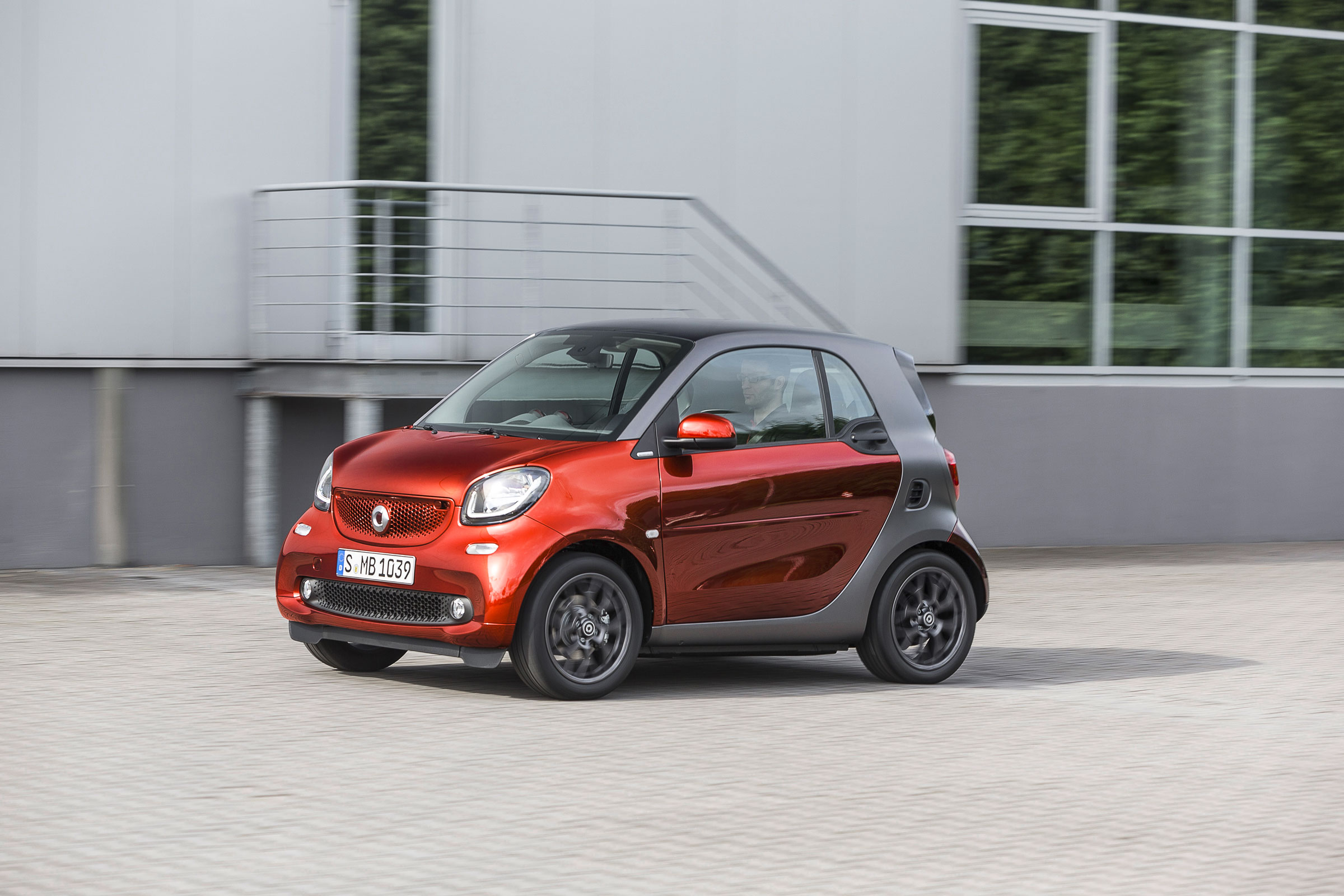 Smart ForTwo - red car action