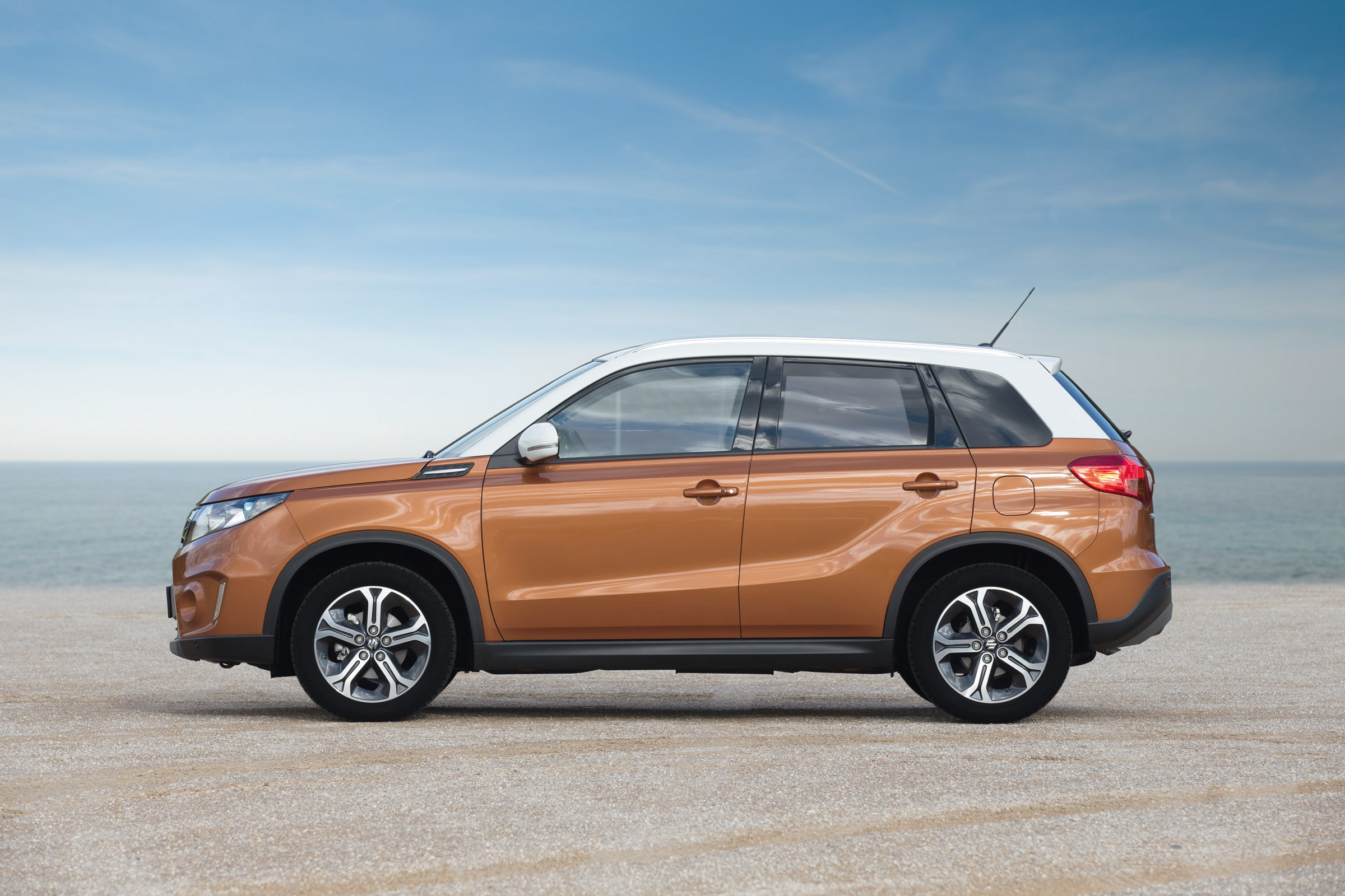 Suzuki Vitara 2015 side static