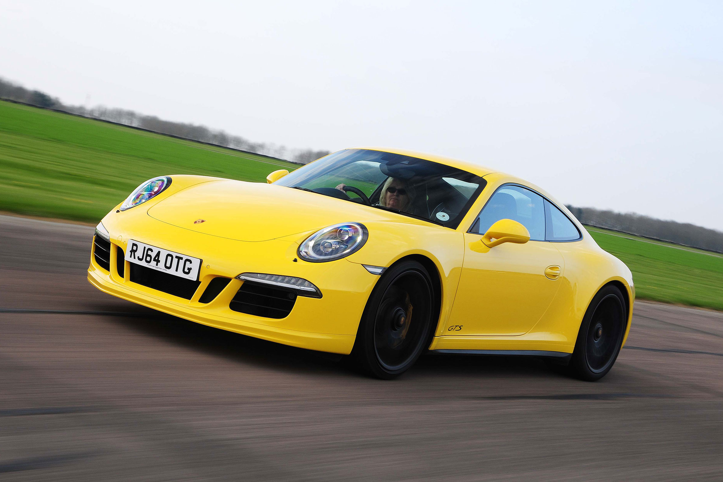 Porsche 911 Carrera 4 GTS - front tracking