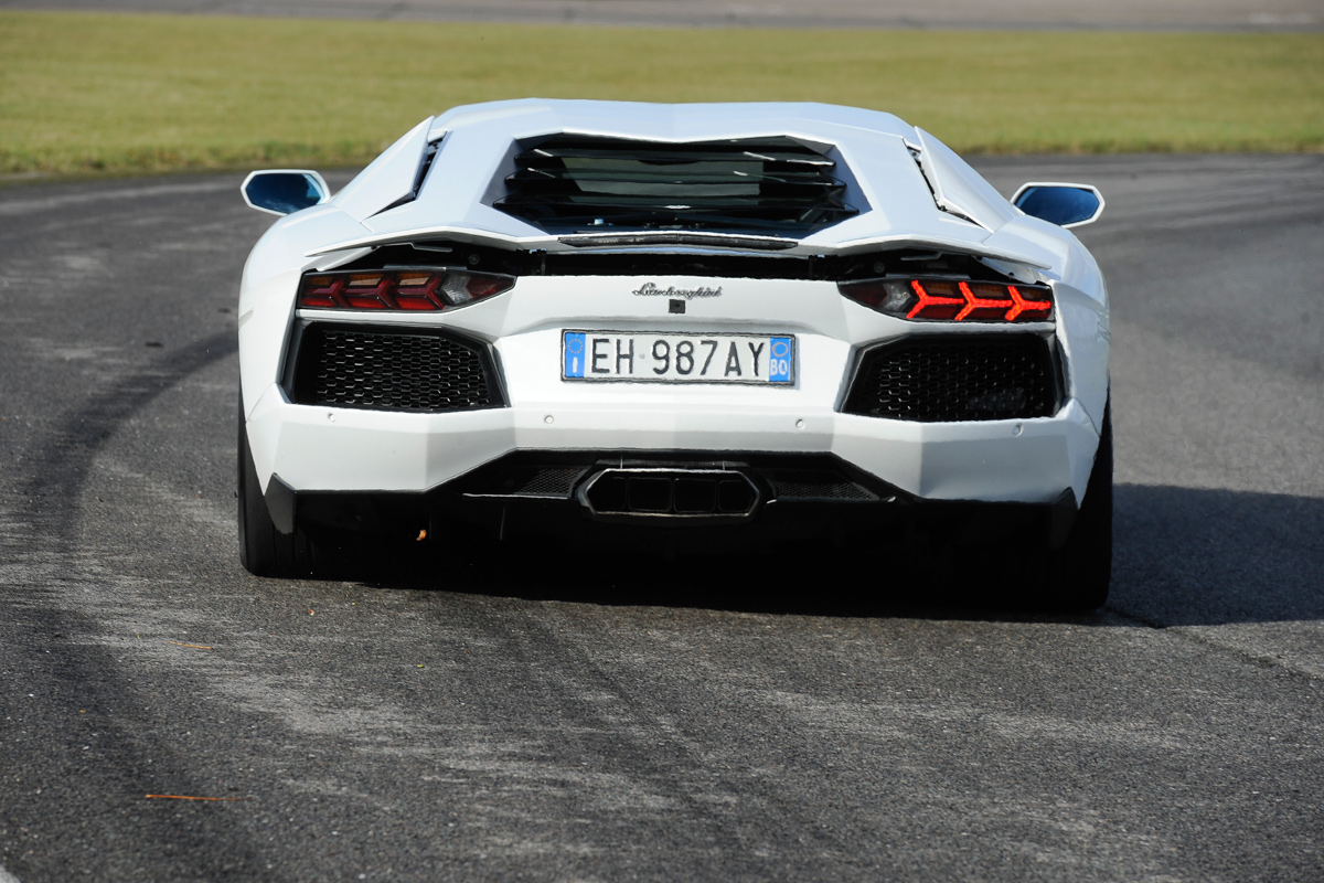 Lamborghini Aventador rear cornering