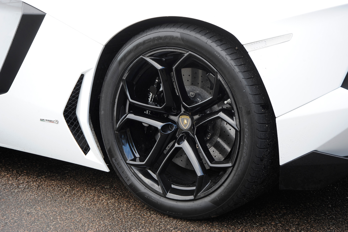 Lamborghini Aventador wheel