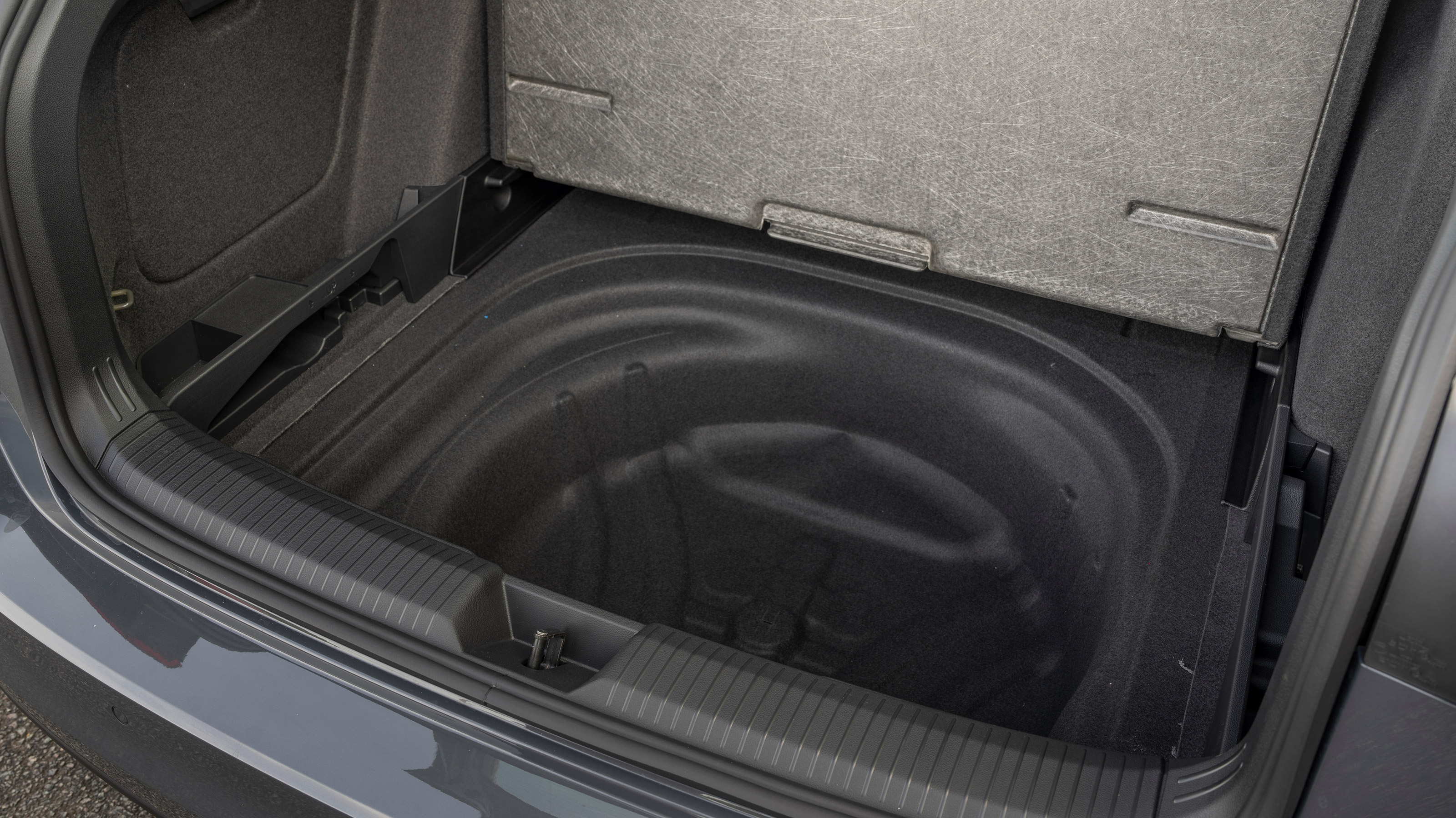 Volkswagen Golf Estate Life - boot storage