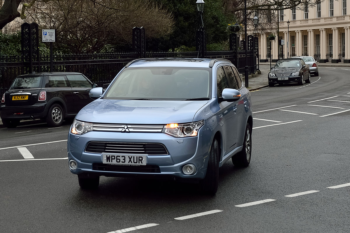 Mitsubishi Outlander PHEV road