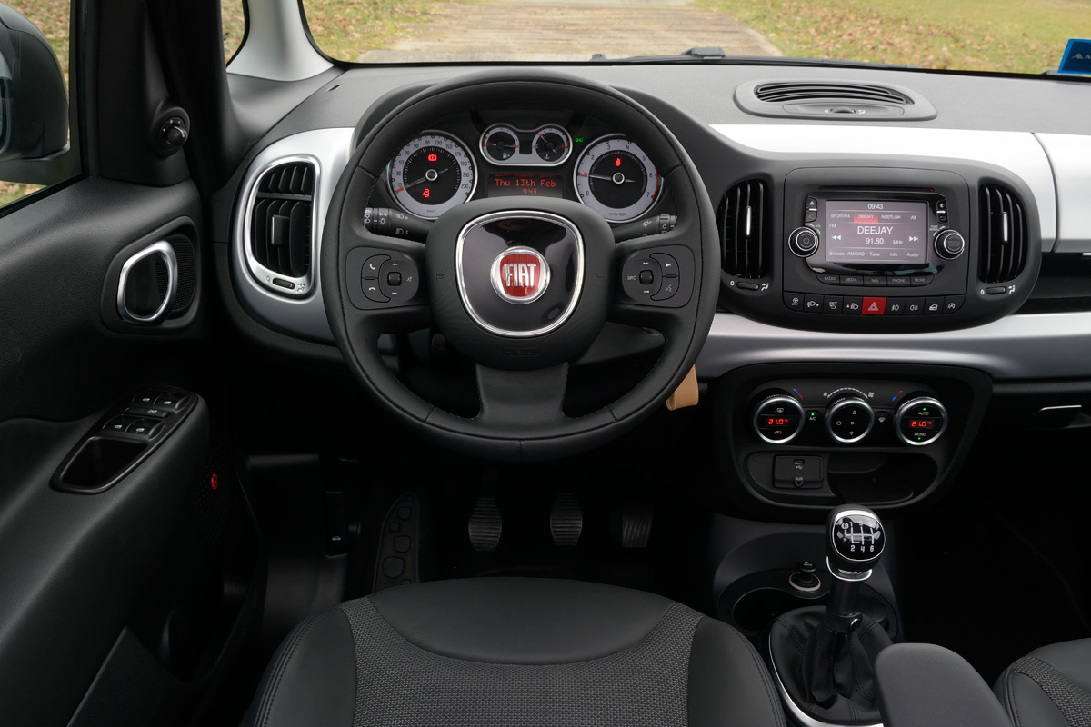 Fiat 500L Trekking Beats Edition interior 