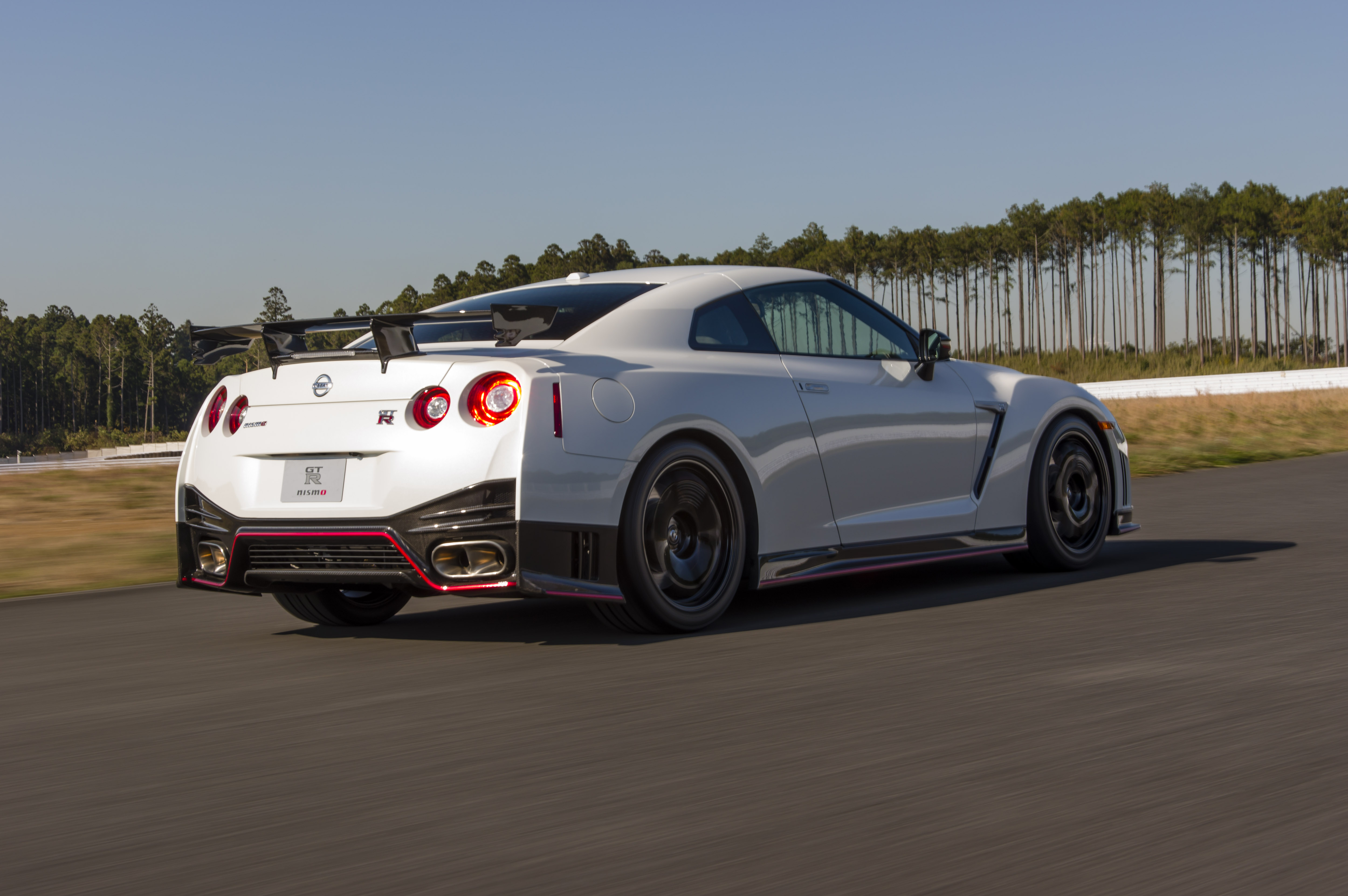 Nissan GT-R Nismo panning 
