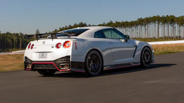 Nissan GT-R Nismo panning