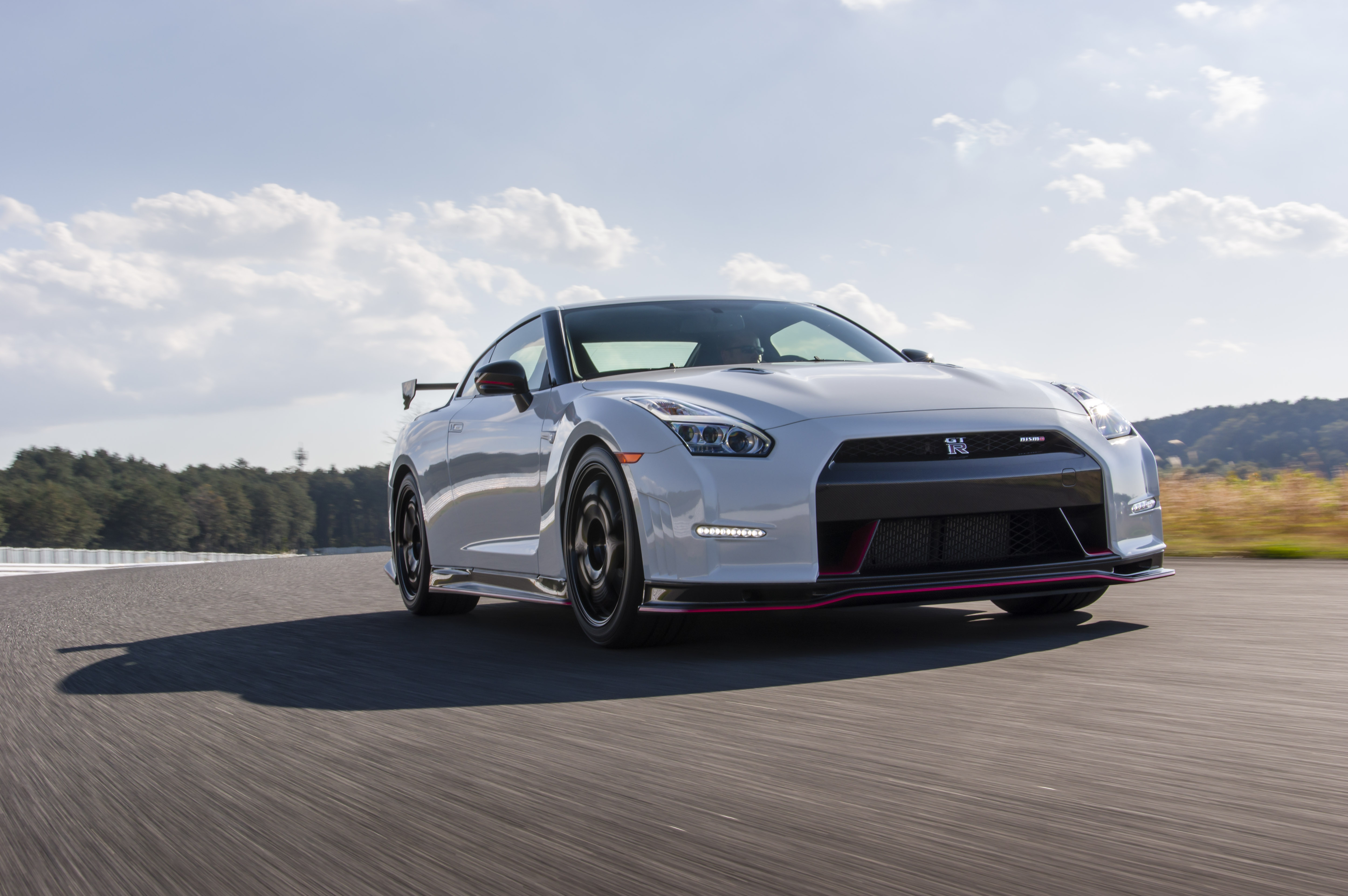 Nissan GT-R Nismo front tracking