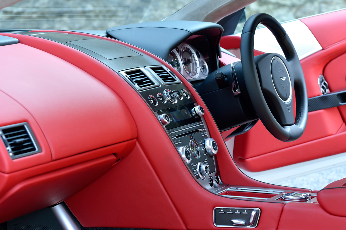 New Aston Martin DB9 dash