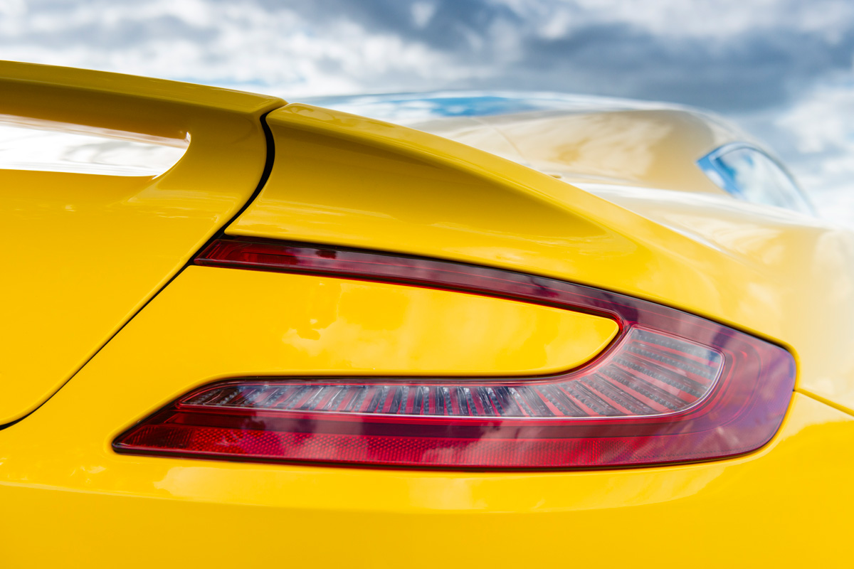 Aston Martin Vanquish light
