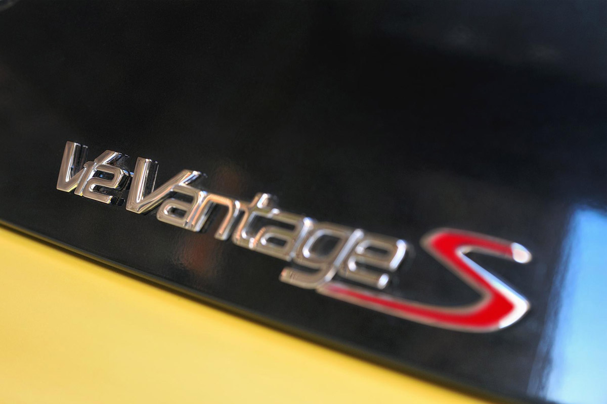Aston Martin V12 Vantage S 2014 badge