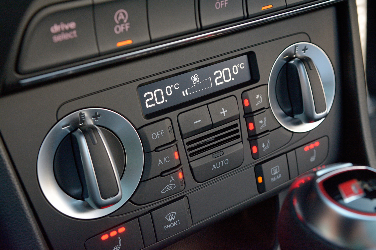 Audi RS Q3 front dials