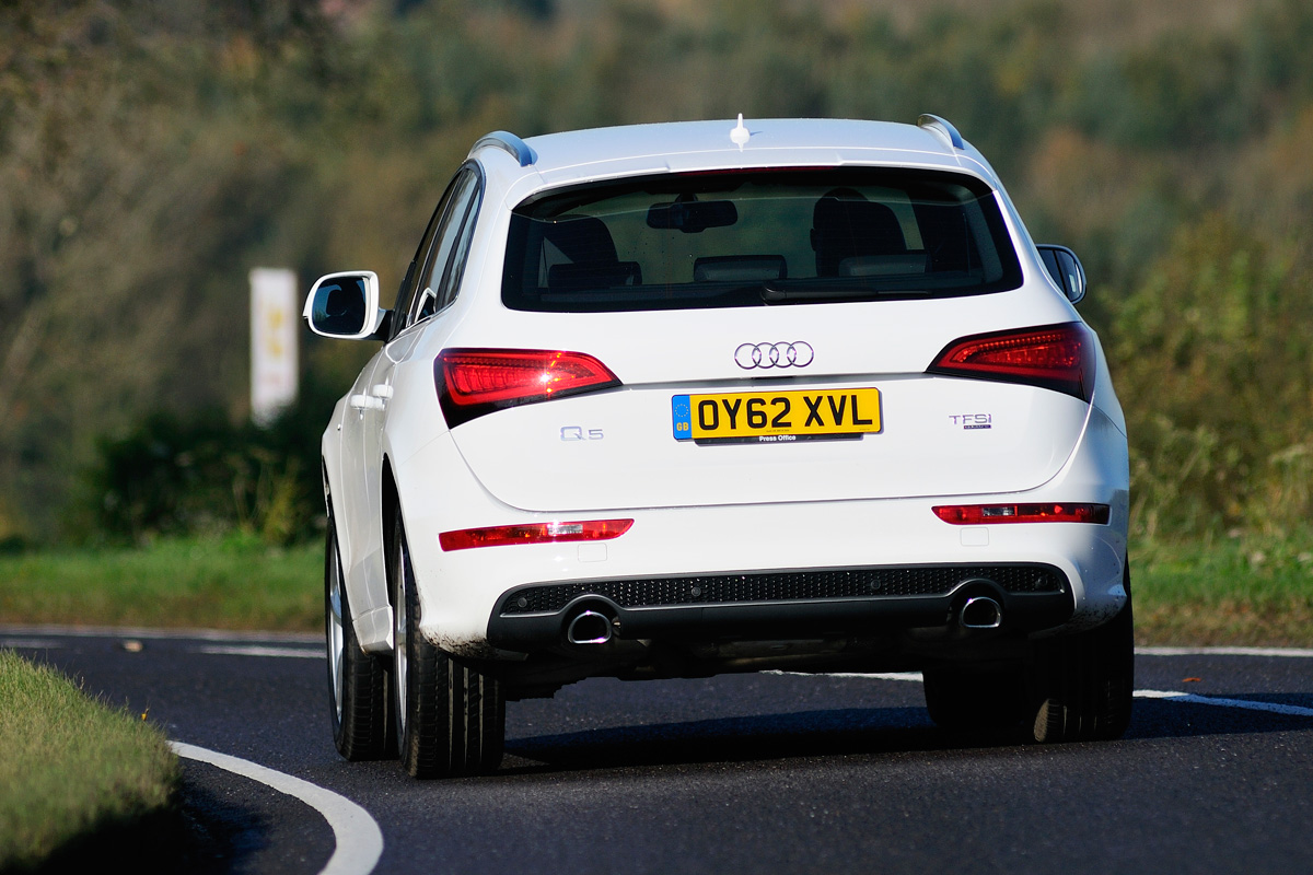 Audi Q5 2.0 TFSI S line rear cornering