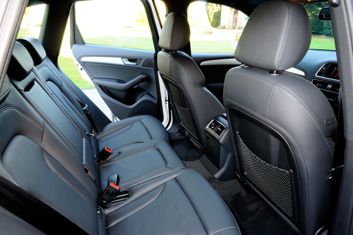 Audi Q5 2.0 TFSI S line rear seats
