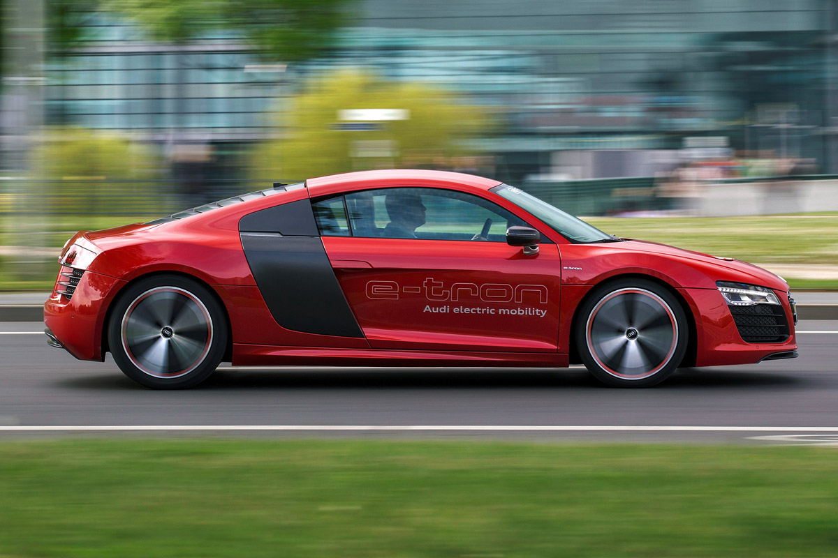Audi R8 e-tron side