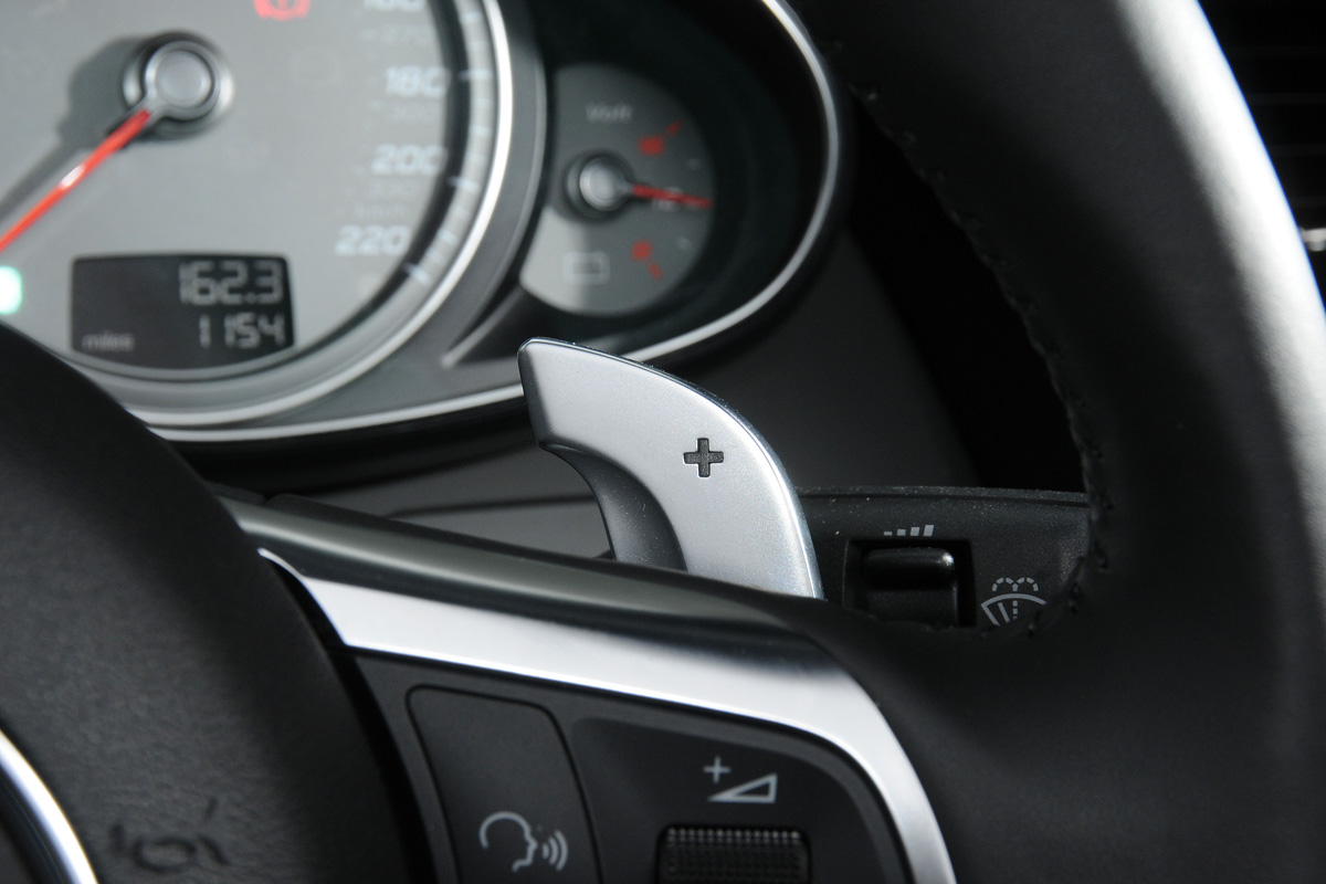 Audi R8 Spyder paddles