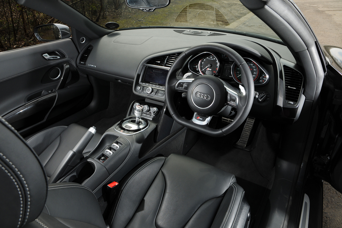 Audi R8 V10 Spyder interior