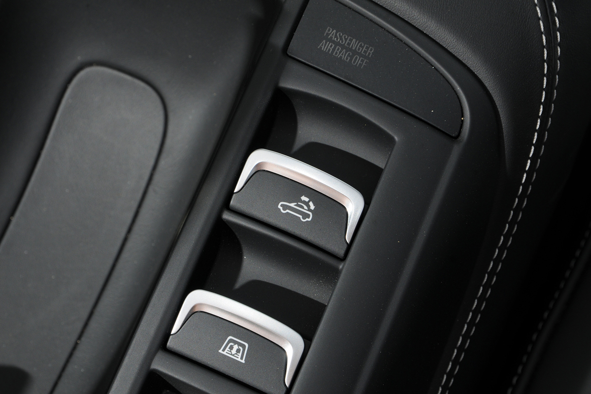 Audi R8 V10 Spyder roof buttons