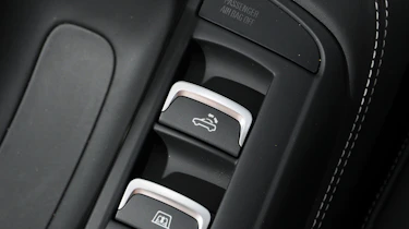 Audi R8 V10 Spyder roof buttons