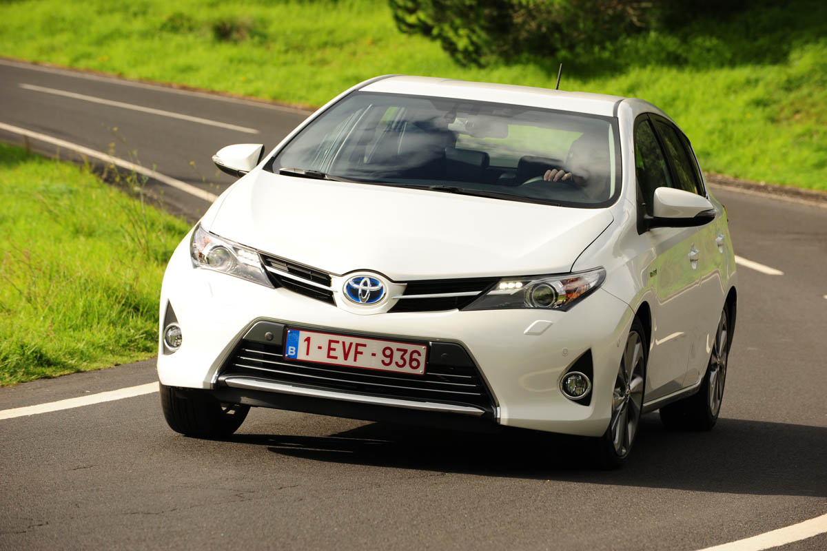 Toyota Auris Hybrid front cornering