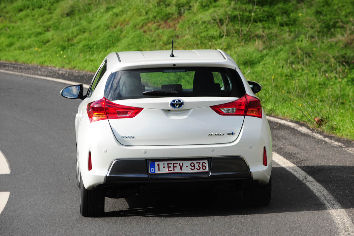 Toyota Auris Hybrid rear cornering