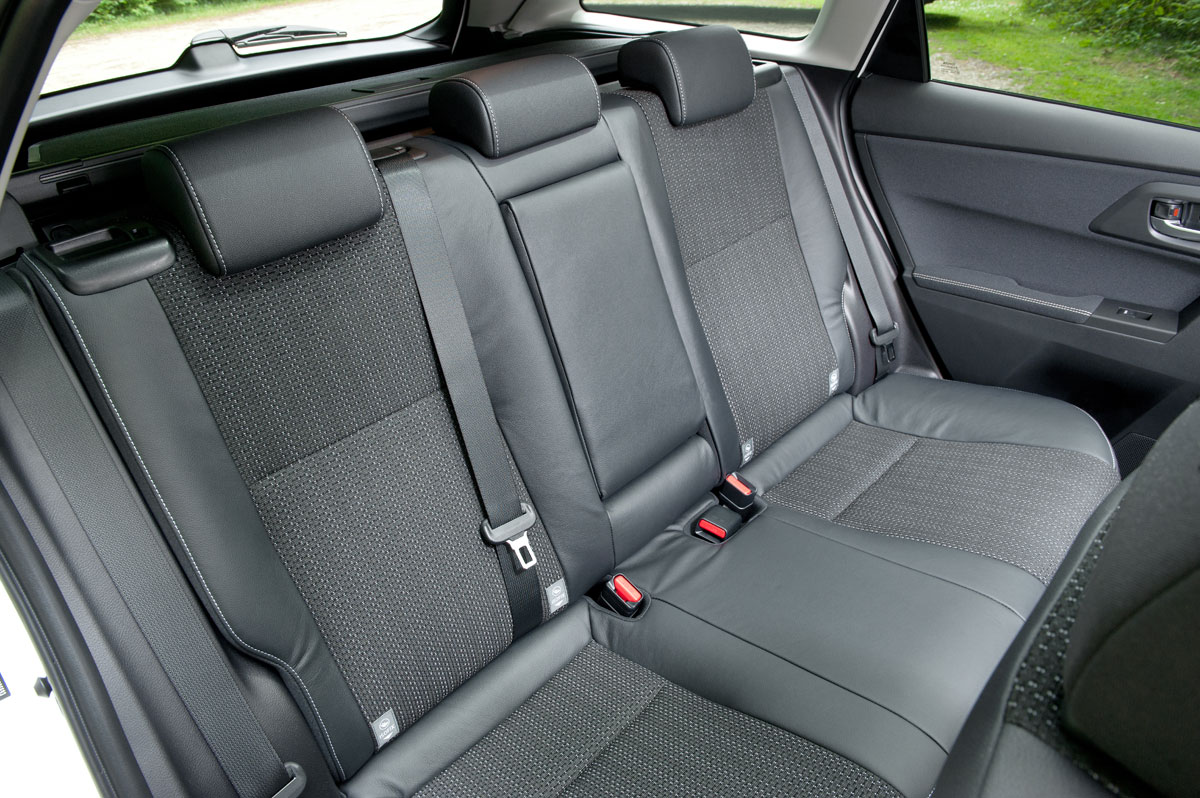 Toyota Auris Touring Sports rear seats 2