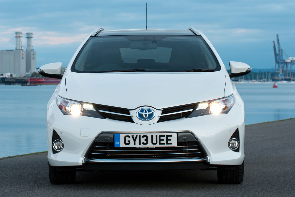 Toyota Auris Touring Sports front