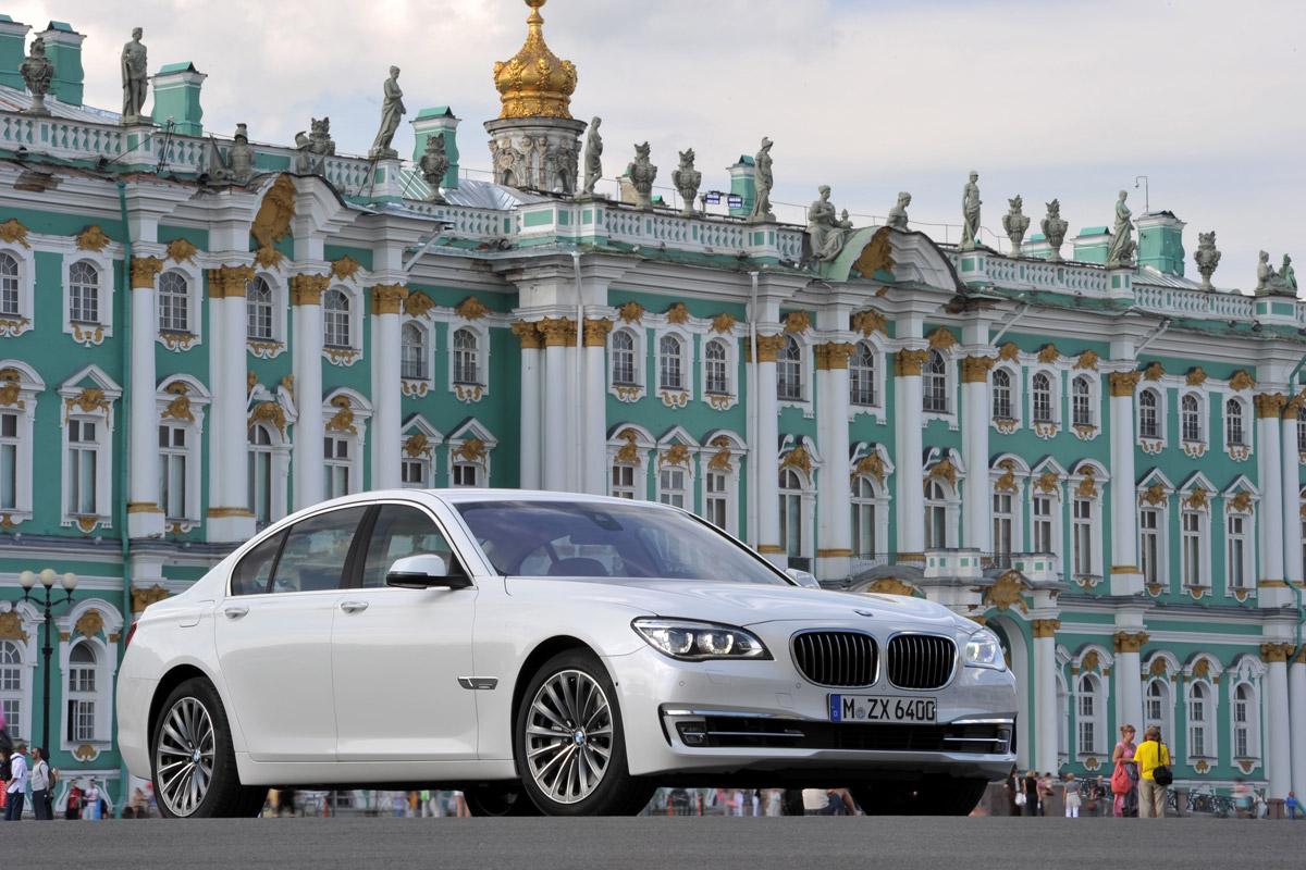 BMW 750i front three-quarters