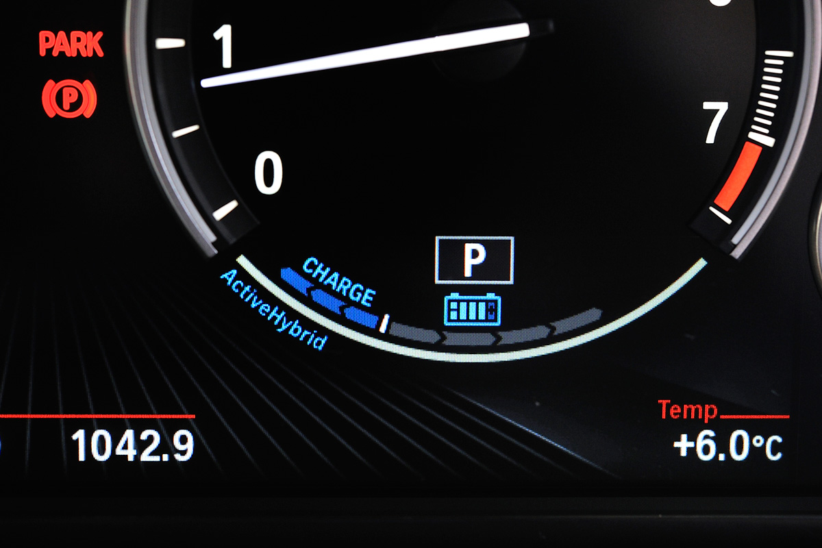 BMW ActiveHybrid 7 dials