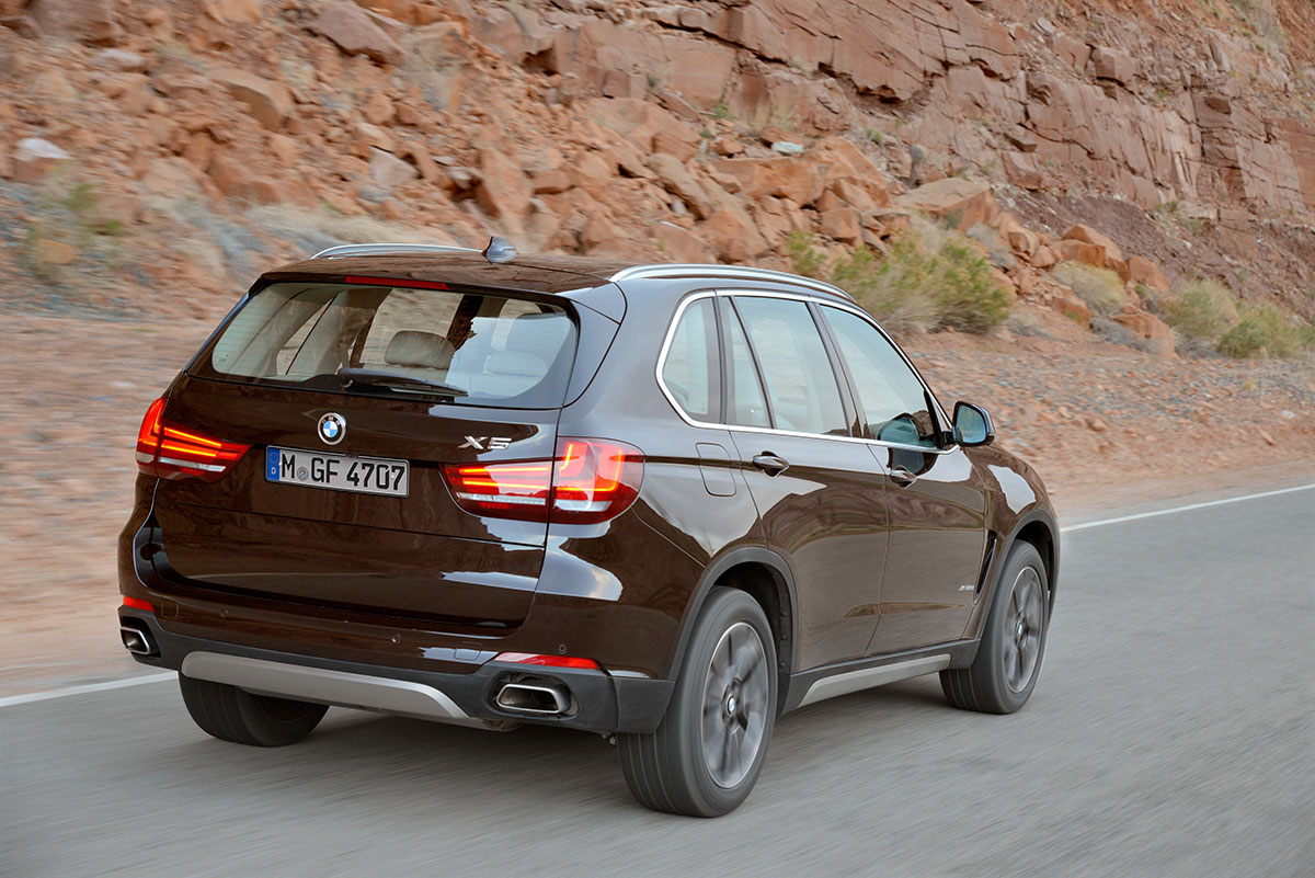 BMW X5 50i Rear action