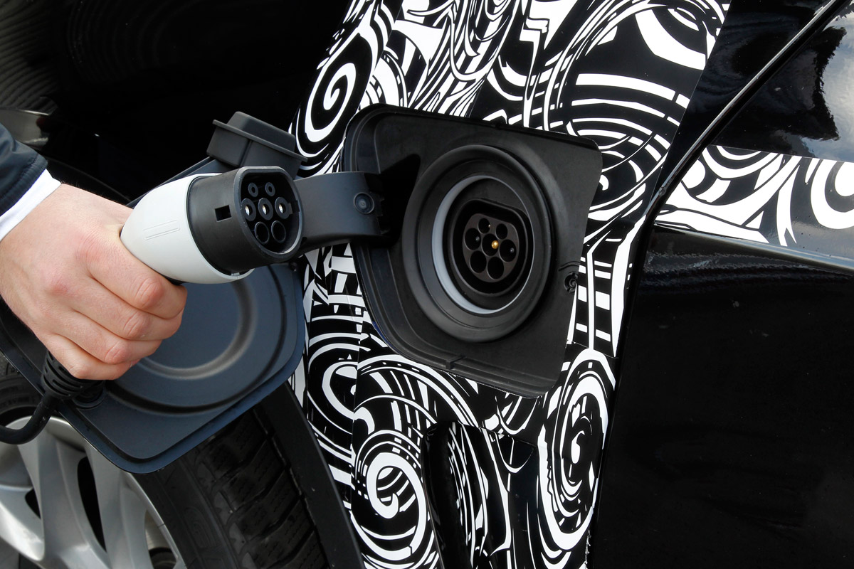 BMW X5 eDrive plug