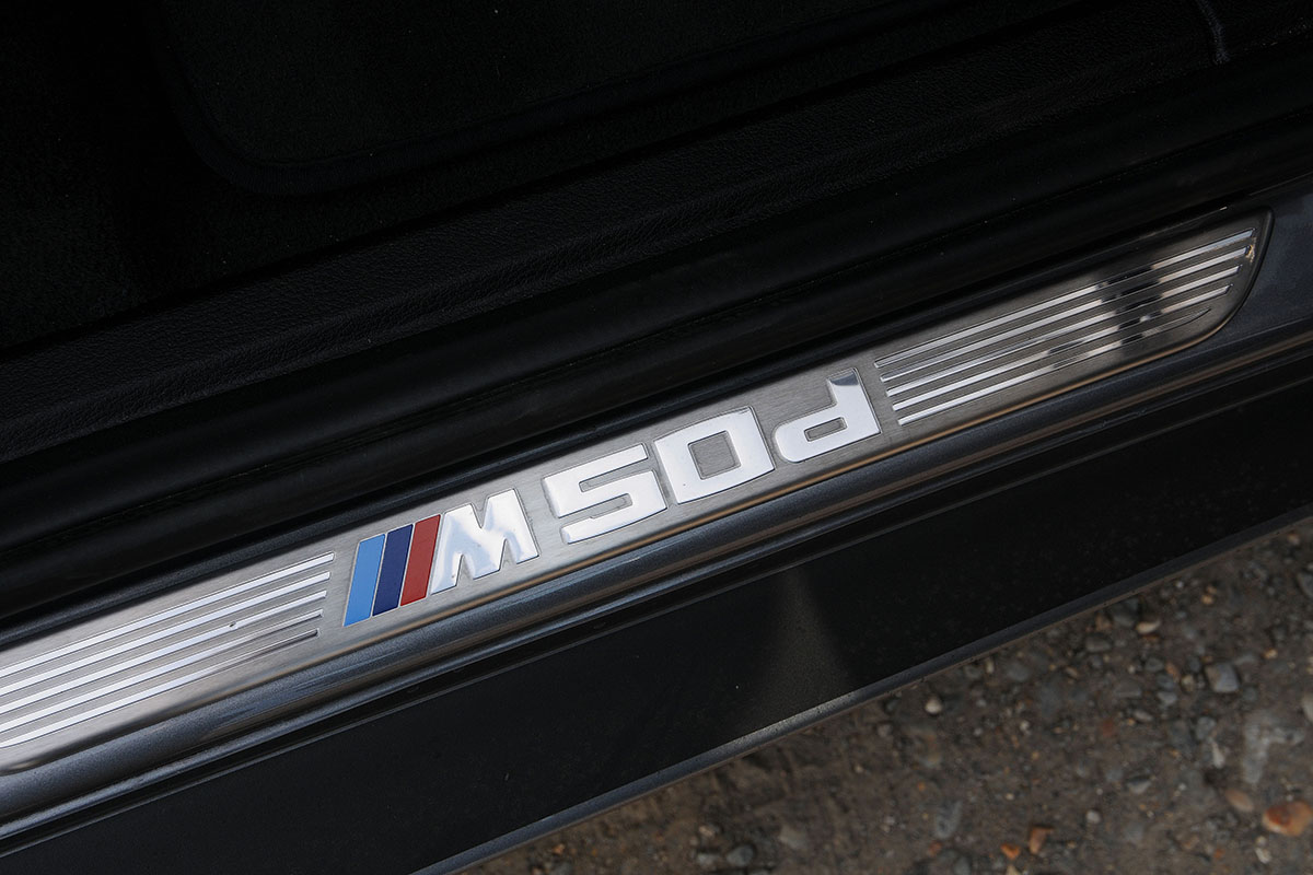 BMW X5 M50d badge