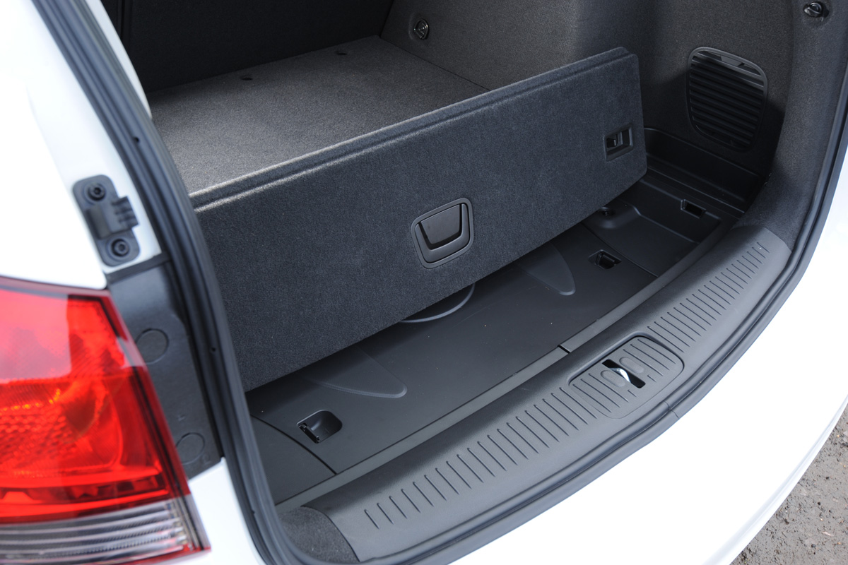 Chevrolet Cruze SW boot under floor storage