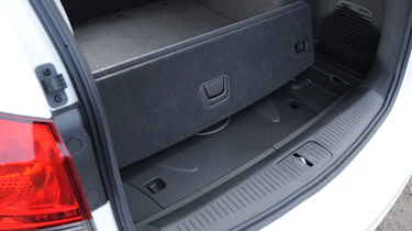 Chevrolet Cruze SW boot under floor storage