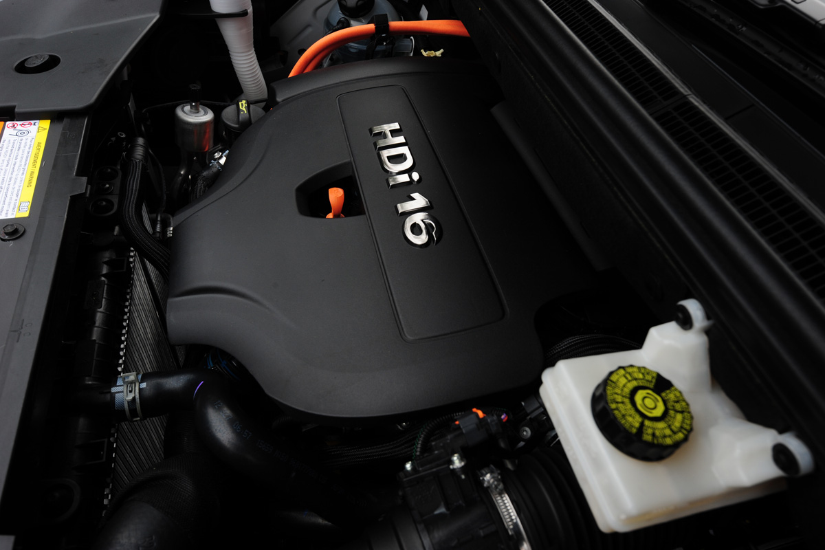 Citroen DS5 Hybrid4 under the bonnet