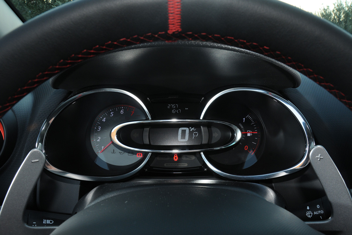 Clio Renaultsport dials
