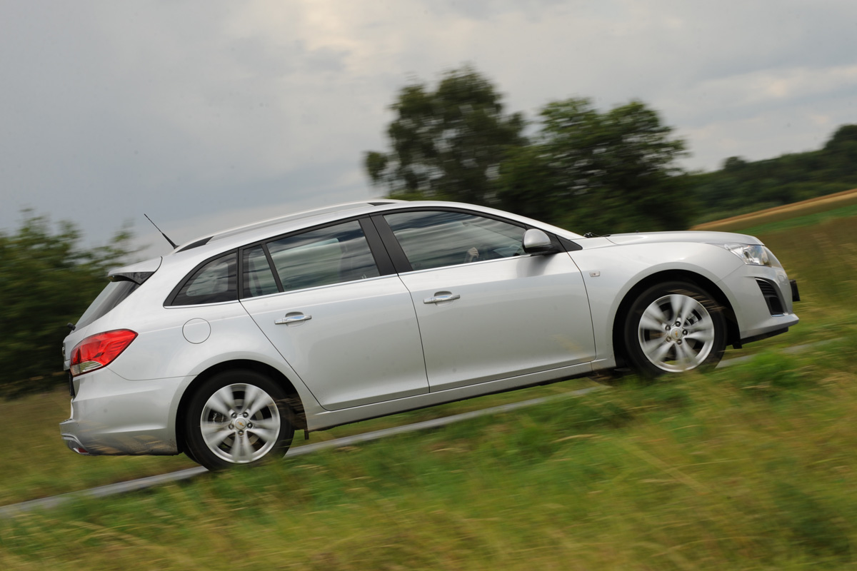 Chevrolet Cruze SW profile