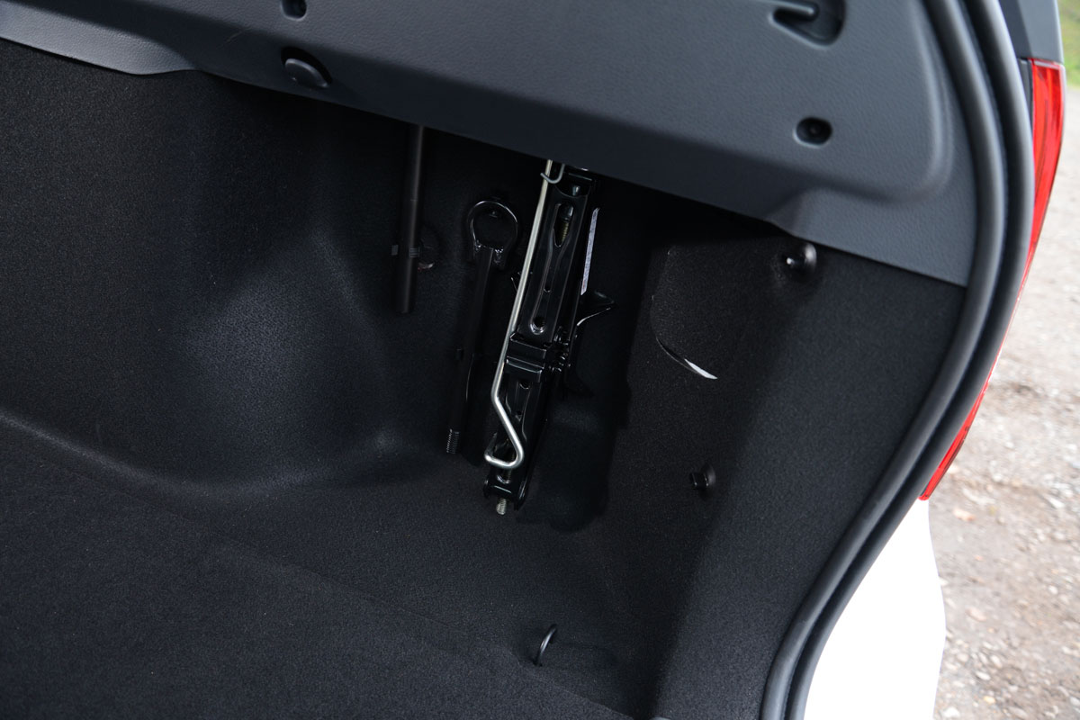 Dacia Logan MCV boot hook