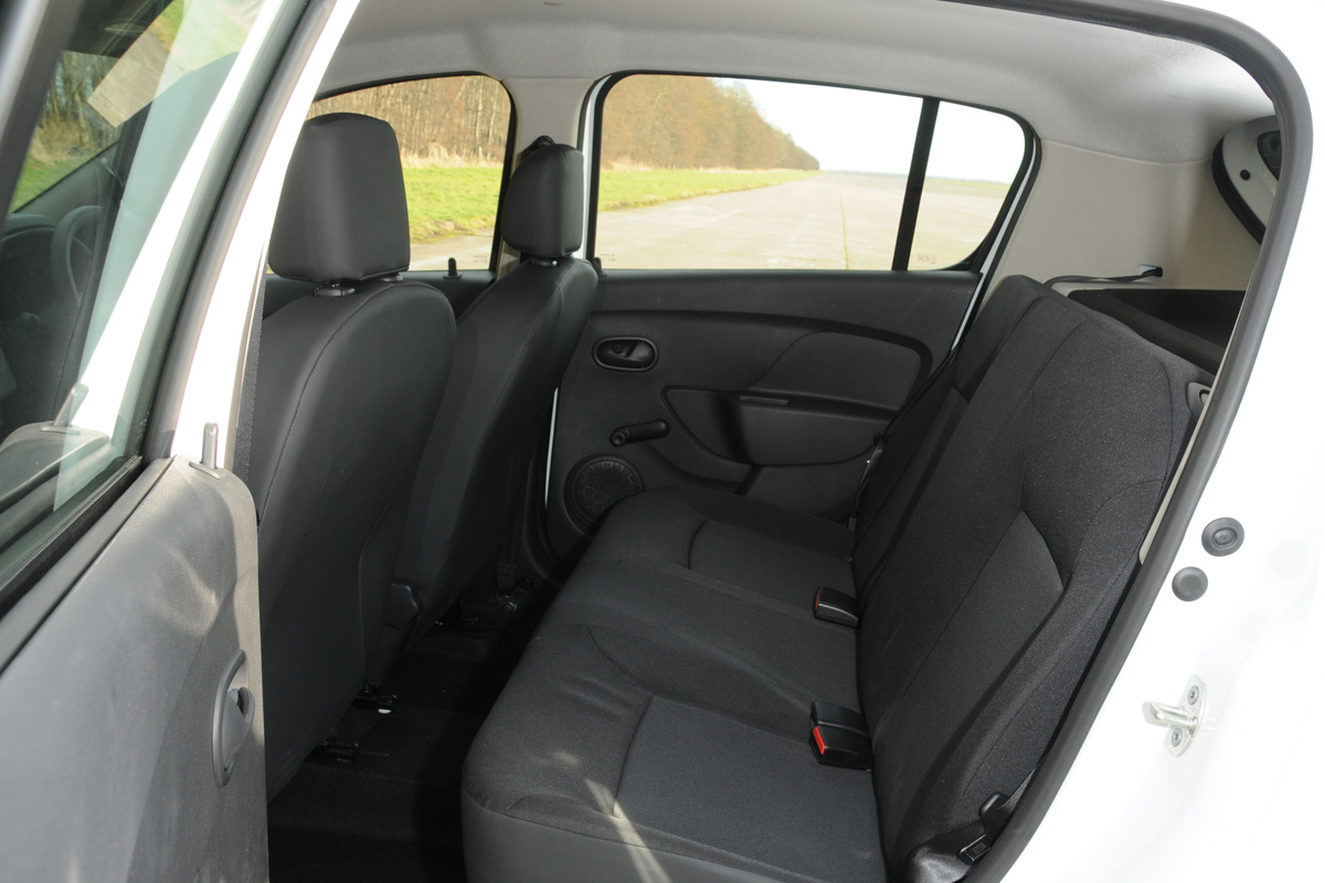 Dacia Sandero 1.2 Access rear seats