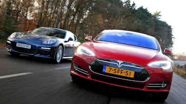 Tesla Model S vs Porsche Panamera S E-Hybrid