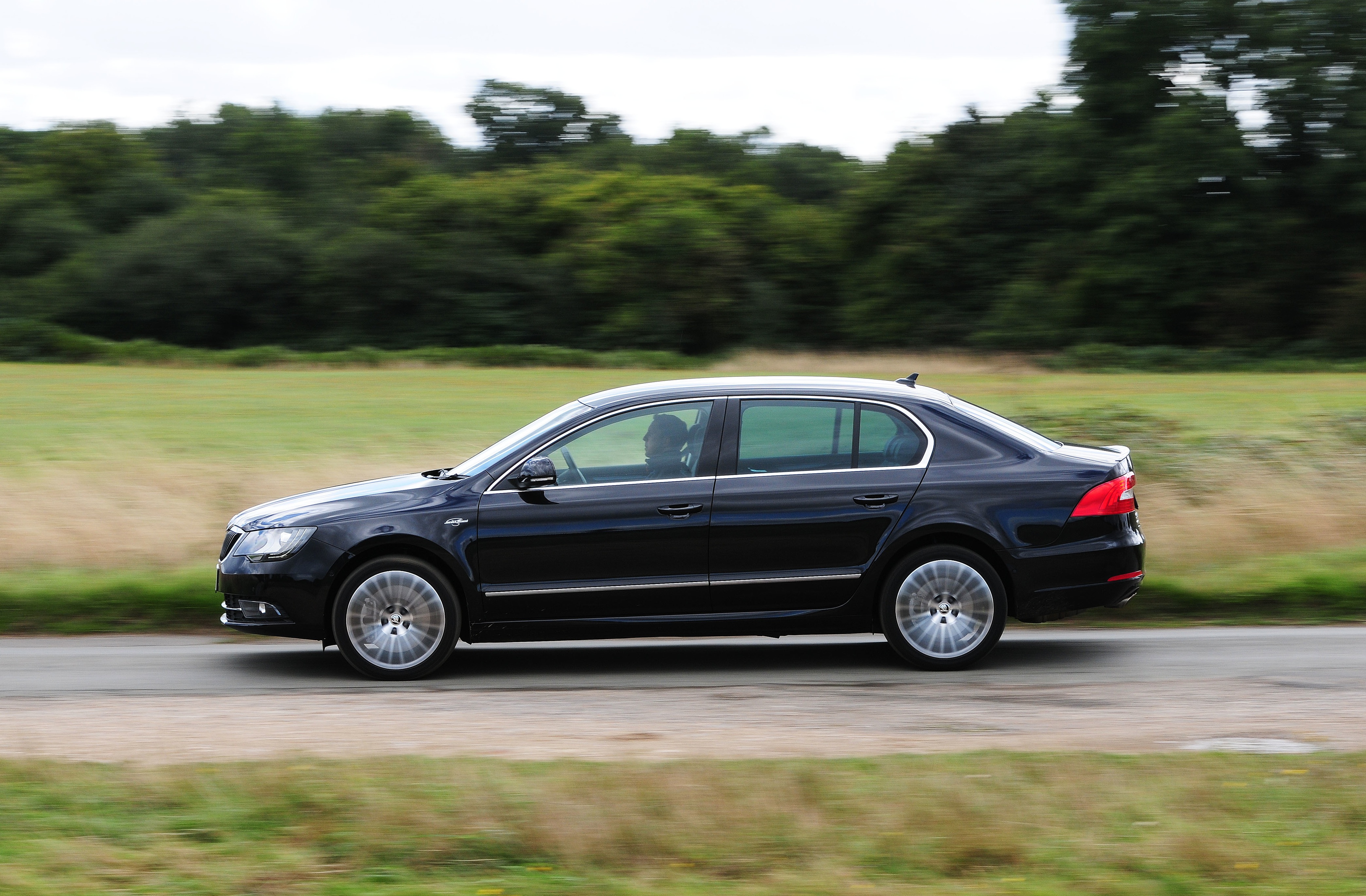 Skoda Superb 4x4 side view