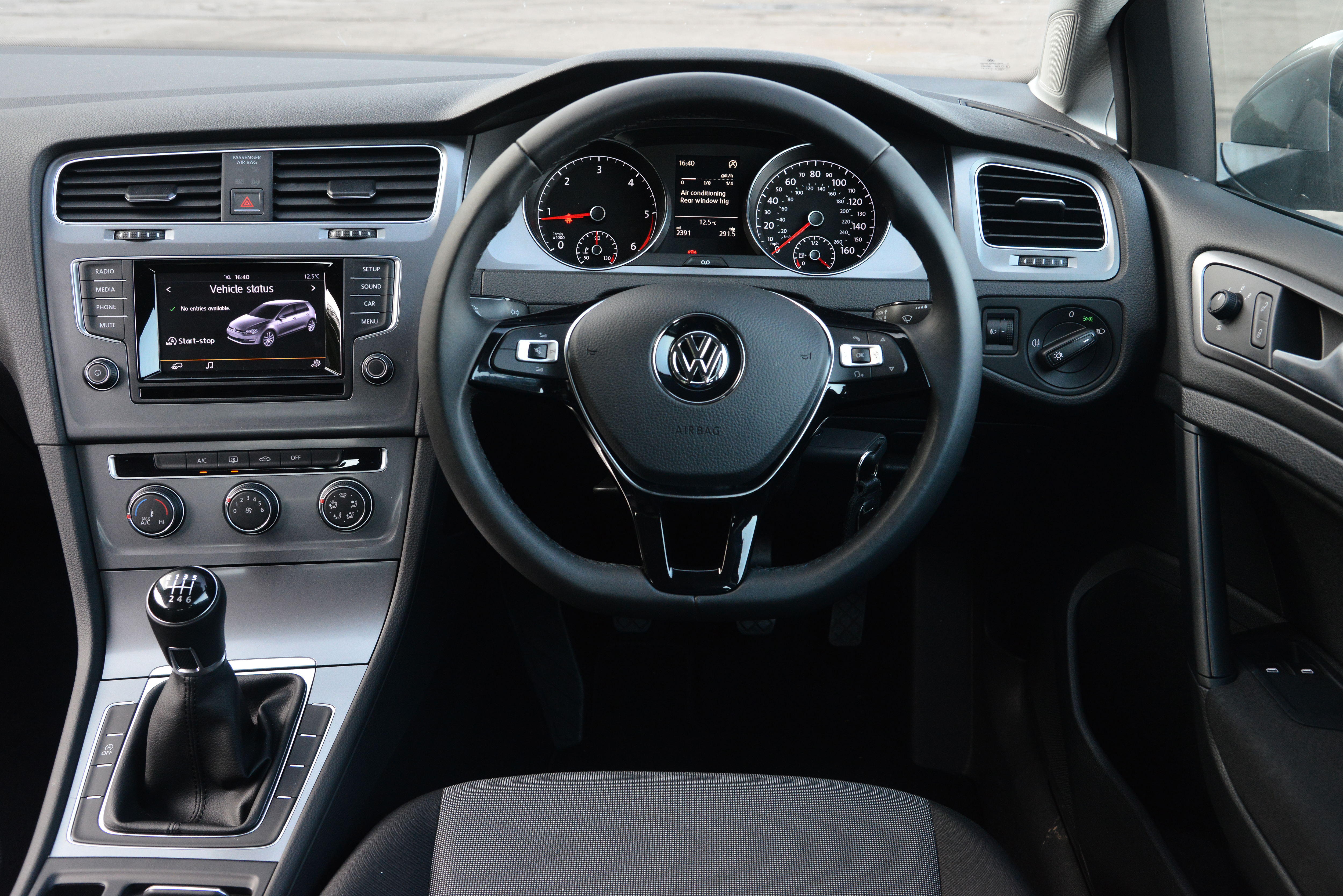 Volkswagen Golf Bluemotion interior 