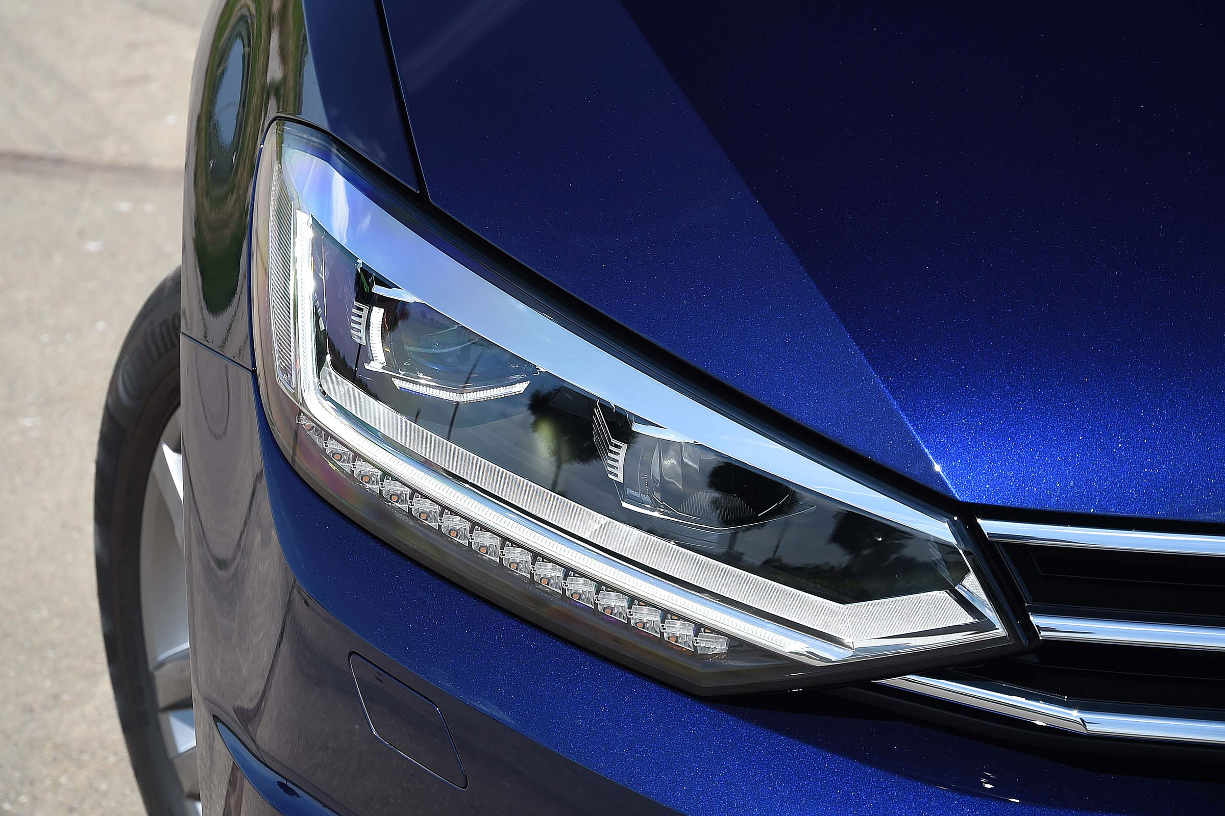 Volkswagen Touran - front light detail
