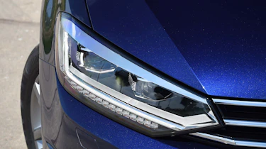 Volkswagen Touran - front light detail