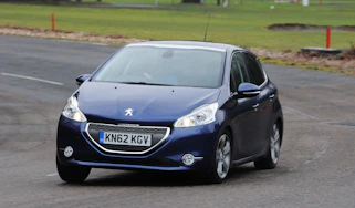 Peugeot 208 front tracking