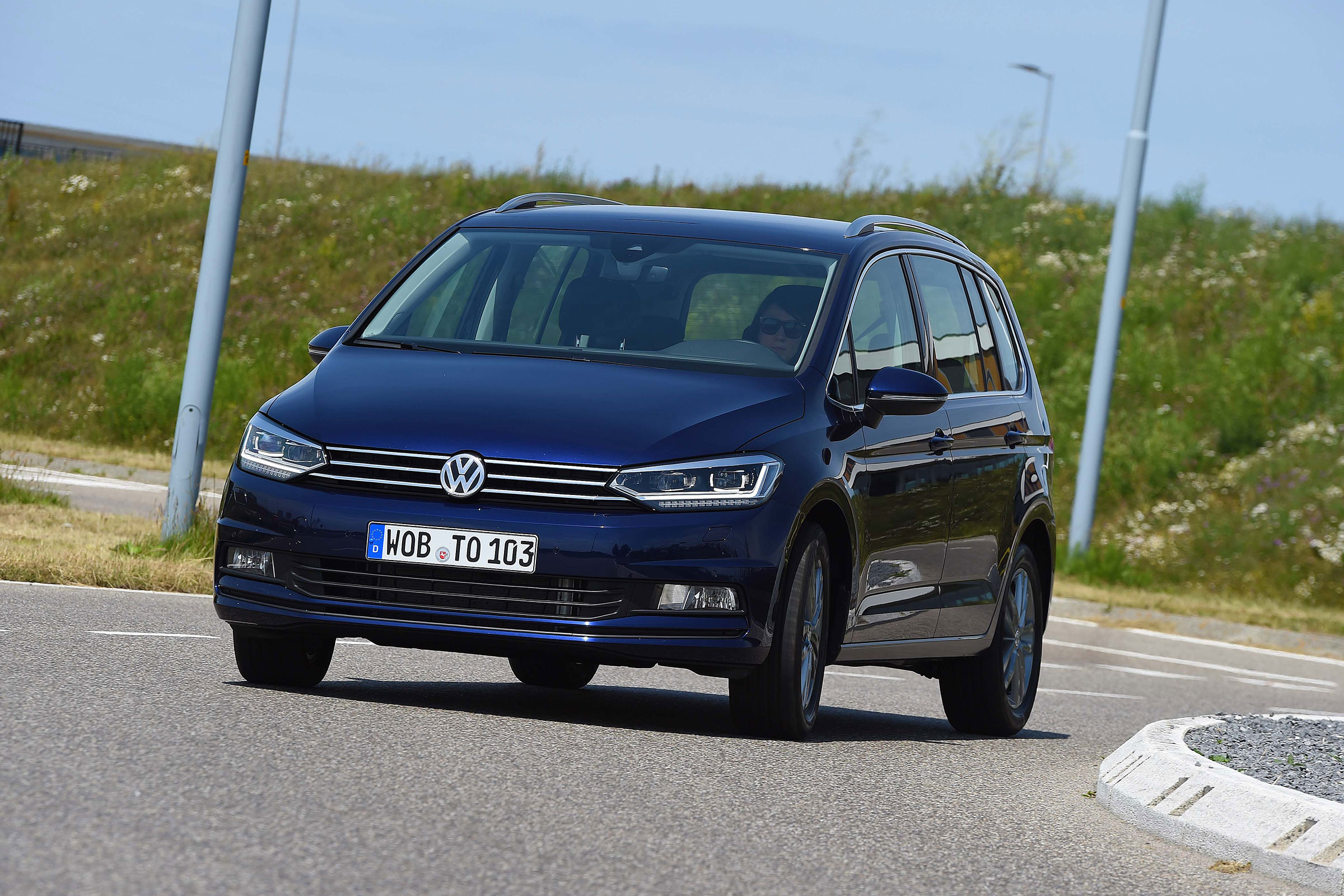 Volkswagen Touran - front cornering (left-hand drive)