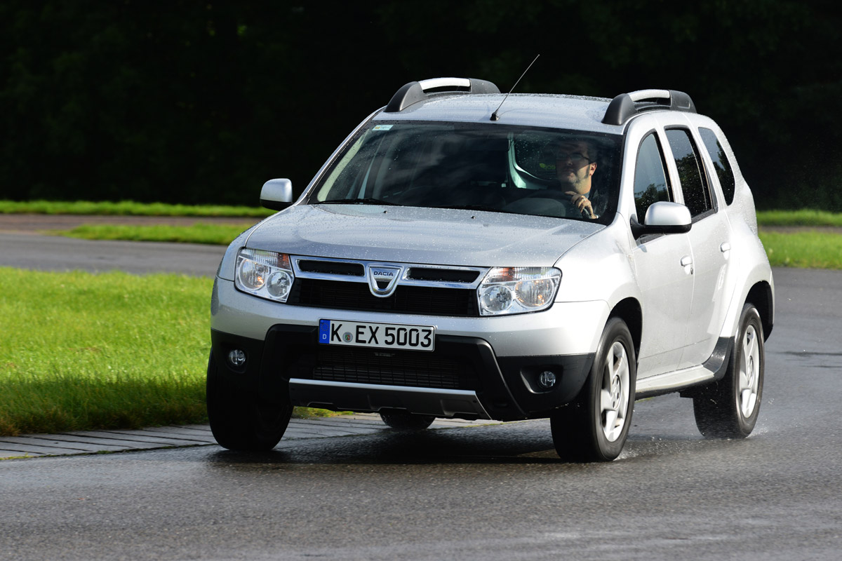Dacia Duster front cornering